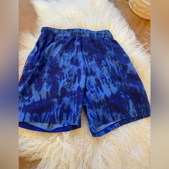 EUC 9/10 Lululemon men’s tie-die shorts in Size S!! - Picture 3 of 7